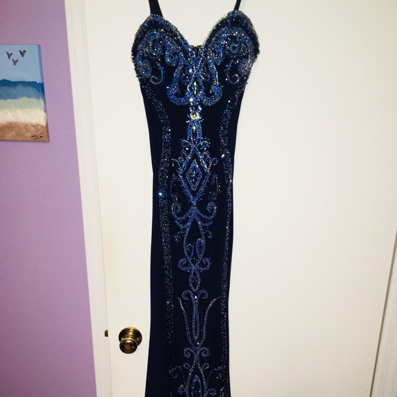 Stunning Evening Gown - Picture 1 of 3